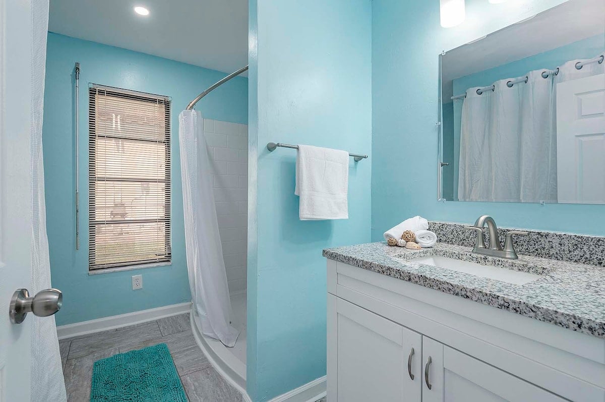 Privater Pool mit Sonnenliegen und Blick auf den See.