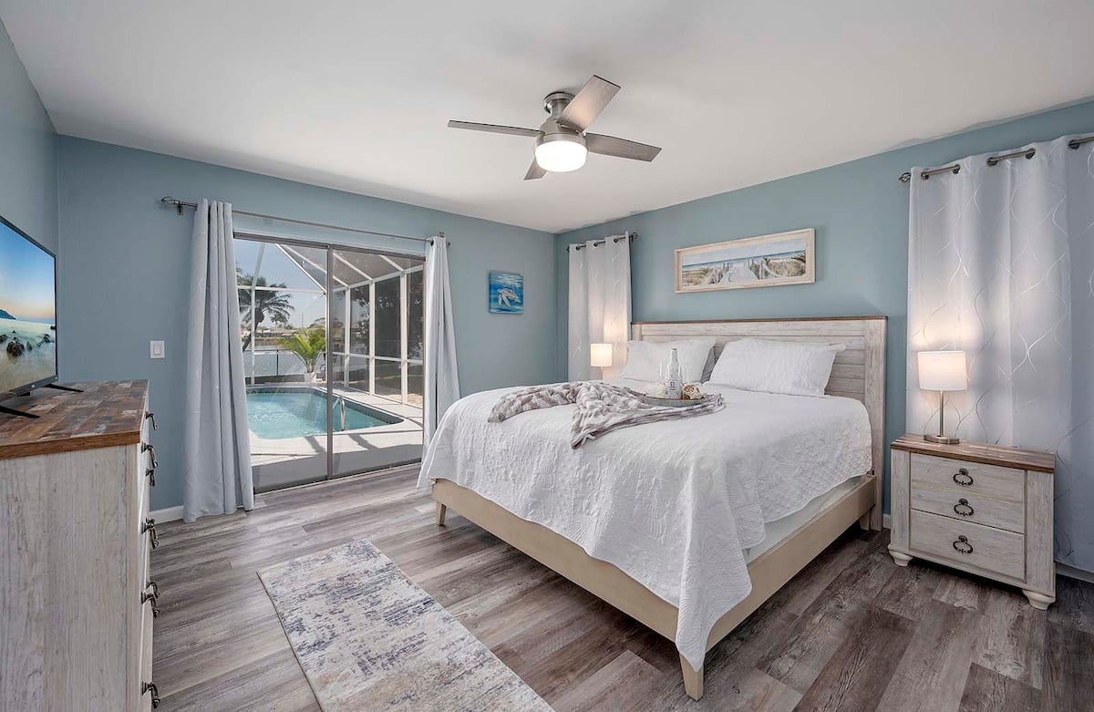 Privater Pool mit Sonnenliegen und Blick aufs Wasser.