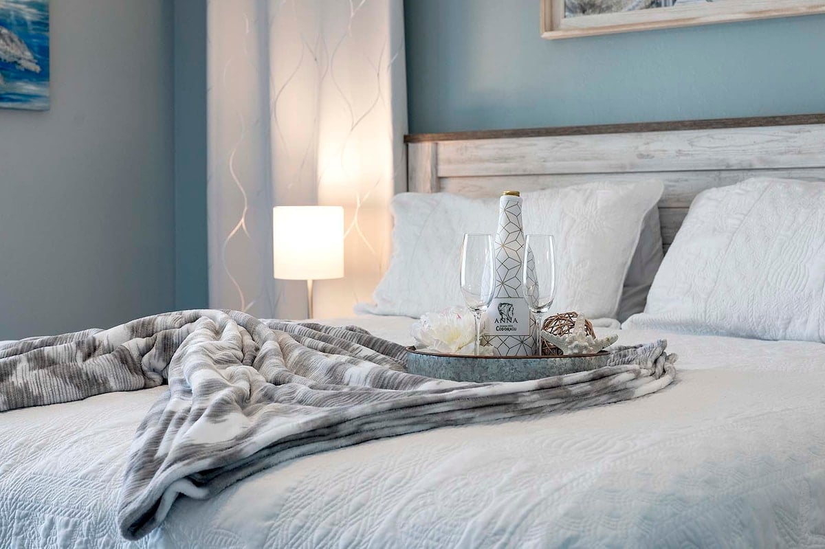 Privater Pool mit Sonnenliegen und Blick auf den See.