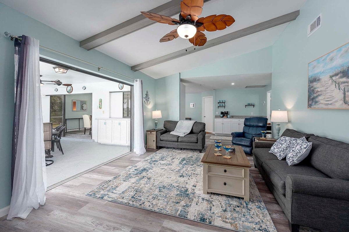 Privater Pool mit Sonnenliegen und Blick auf den See mit Bootsdock.