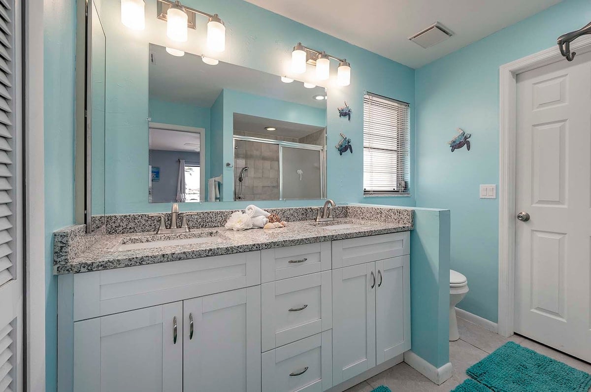 Privater Pool mit Sonnenliegen und überdachter Terrasse am See mit Bootsdock.