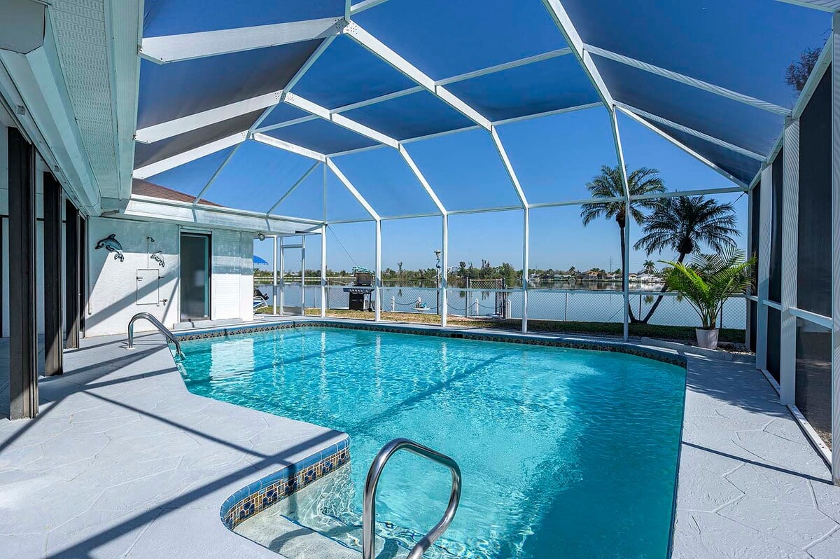 Überdachte Veranda mit Sitzbereich und Blick auf den Pool.