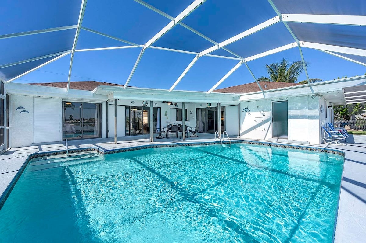 Überdachte Veranda mit Außen-Essplatz und Blick auf den See.