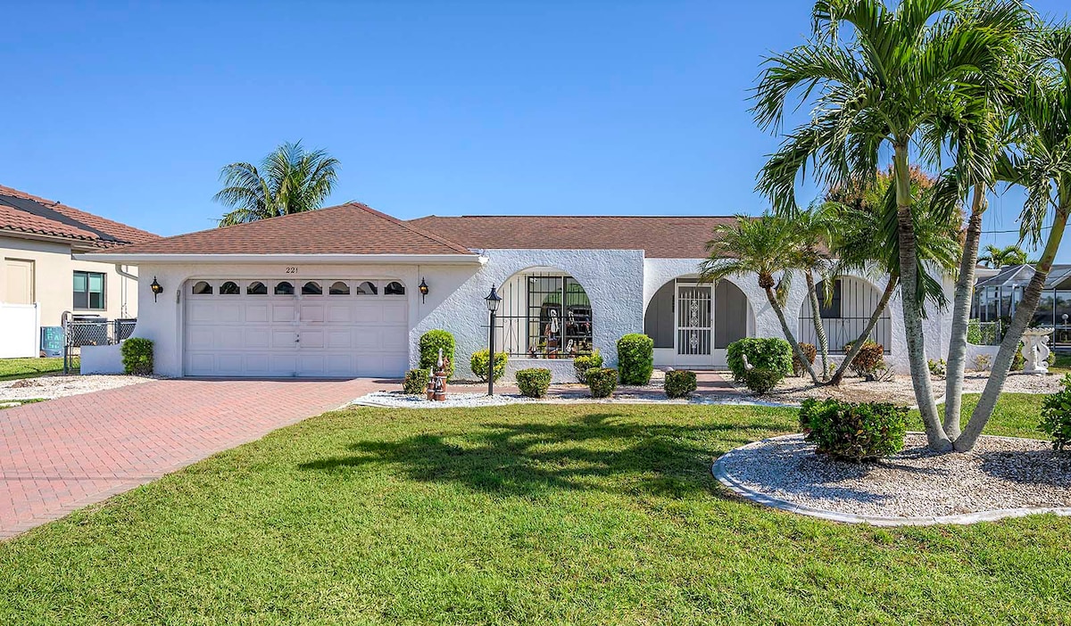 Privater Pool mit Sonnenliegen und Blick auf den See.