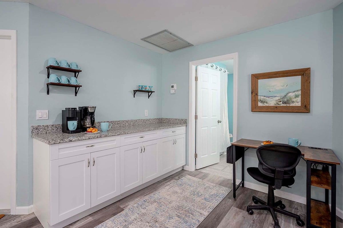 Privater Poolbereich mit Sonnenliegen und Blick aufs Wasser.