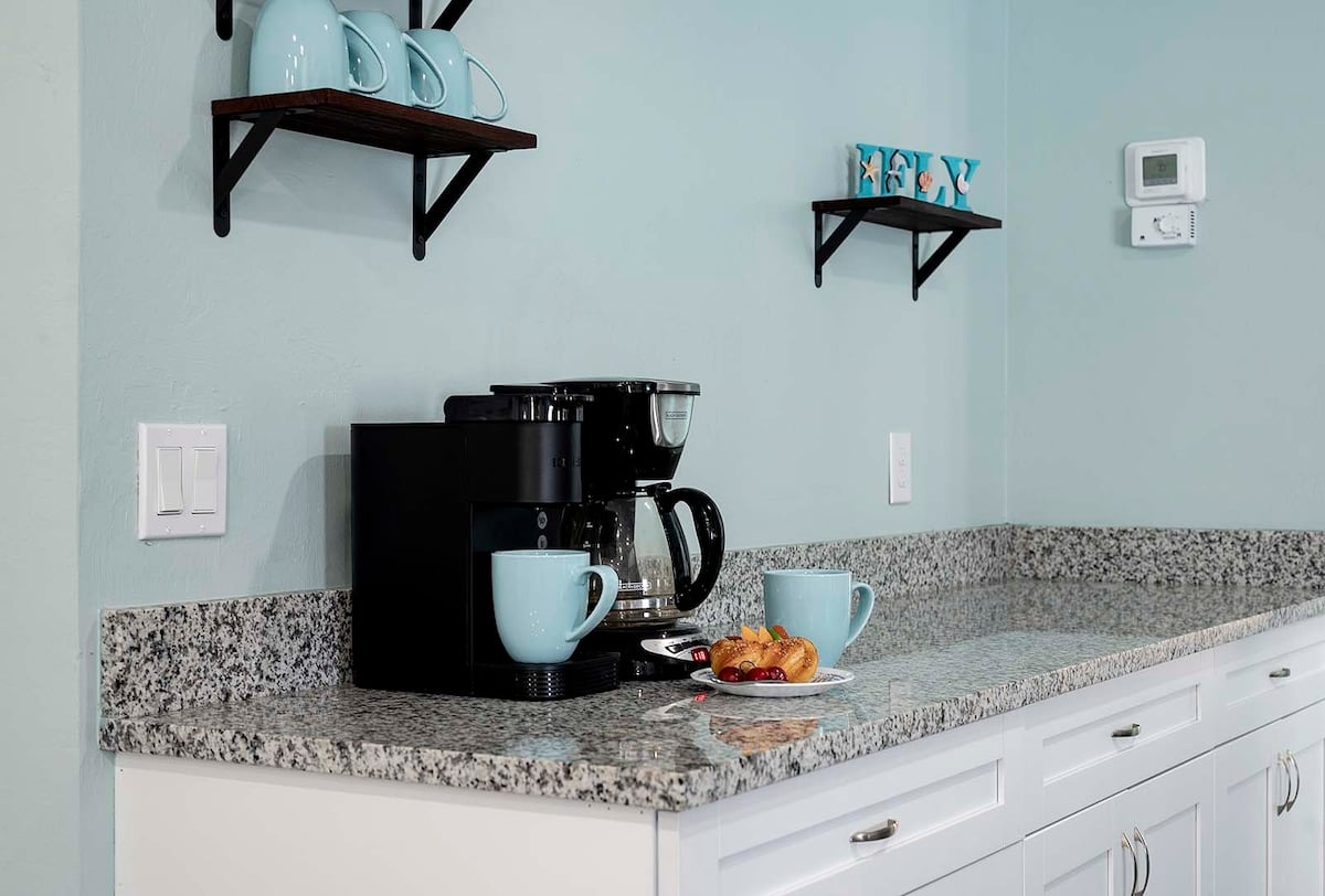 Privater Pool mit Sonnenliegen und Blick aufs Wasser.