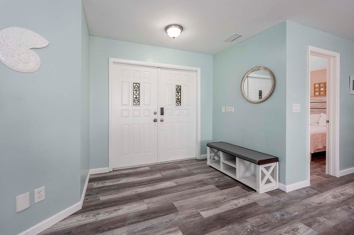 Privater Pool mit Sonnenliegen und Blick auf den See.