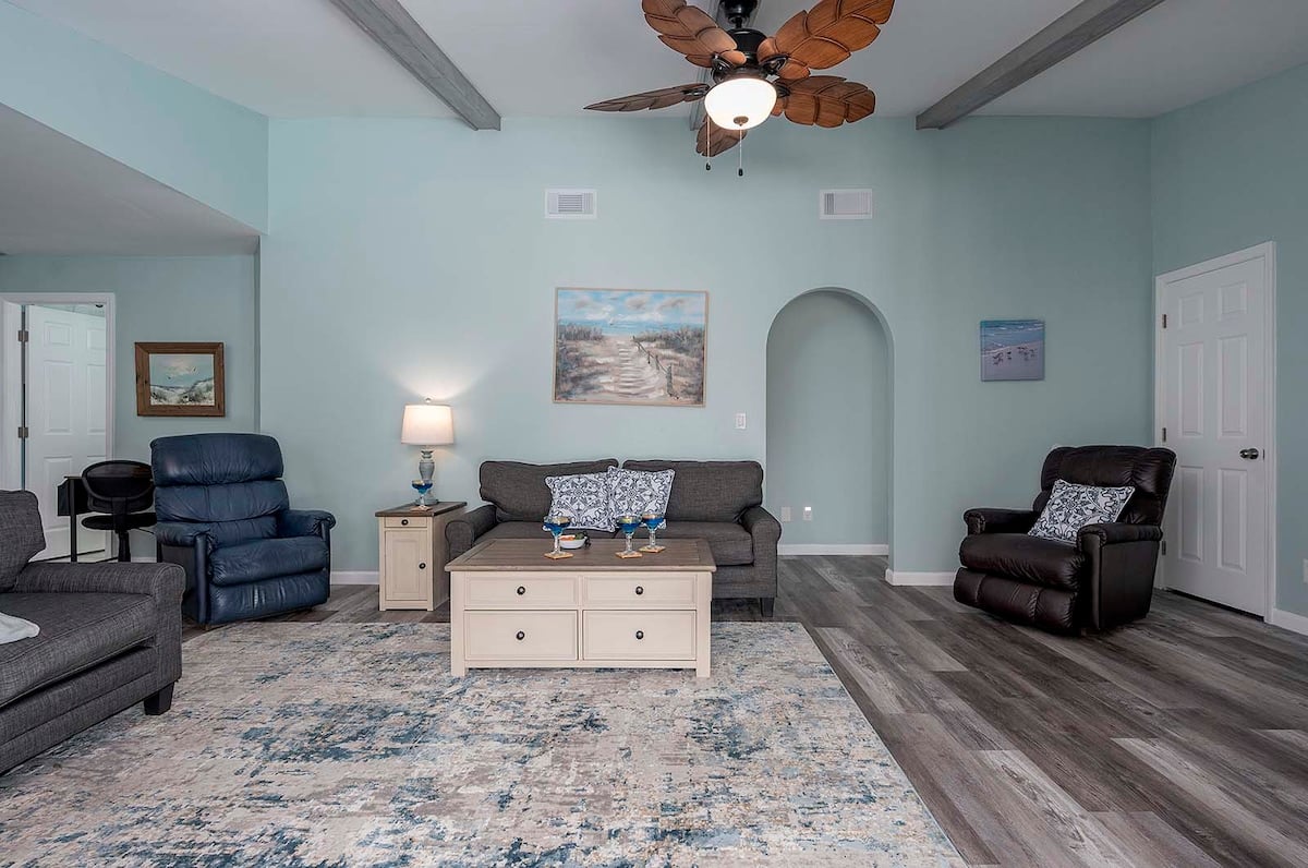 Privater Pool mit Sonnenliegen und Blick auf den See mit Bootsdock.