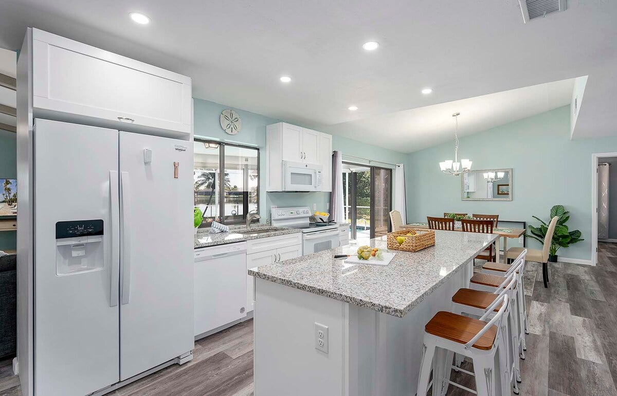 Privater Pool mit Sonnenliegen und Blick aufs Wasser.