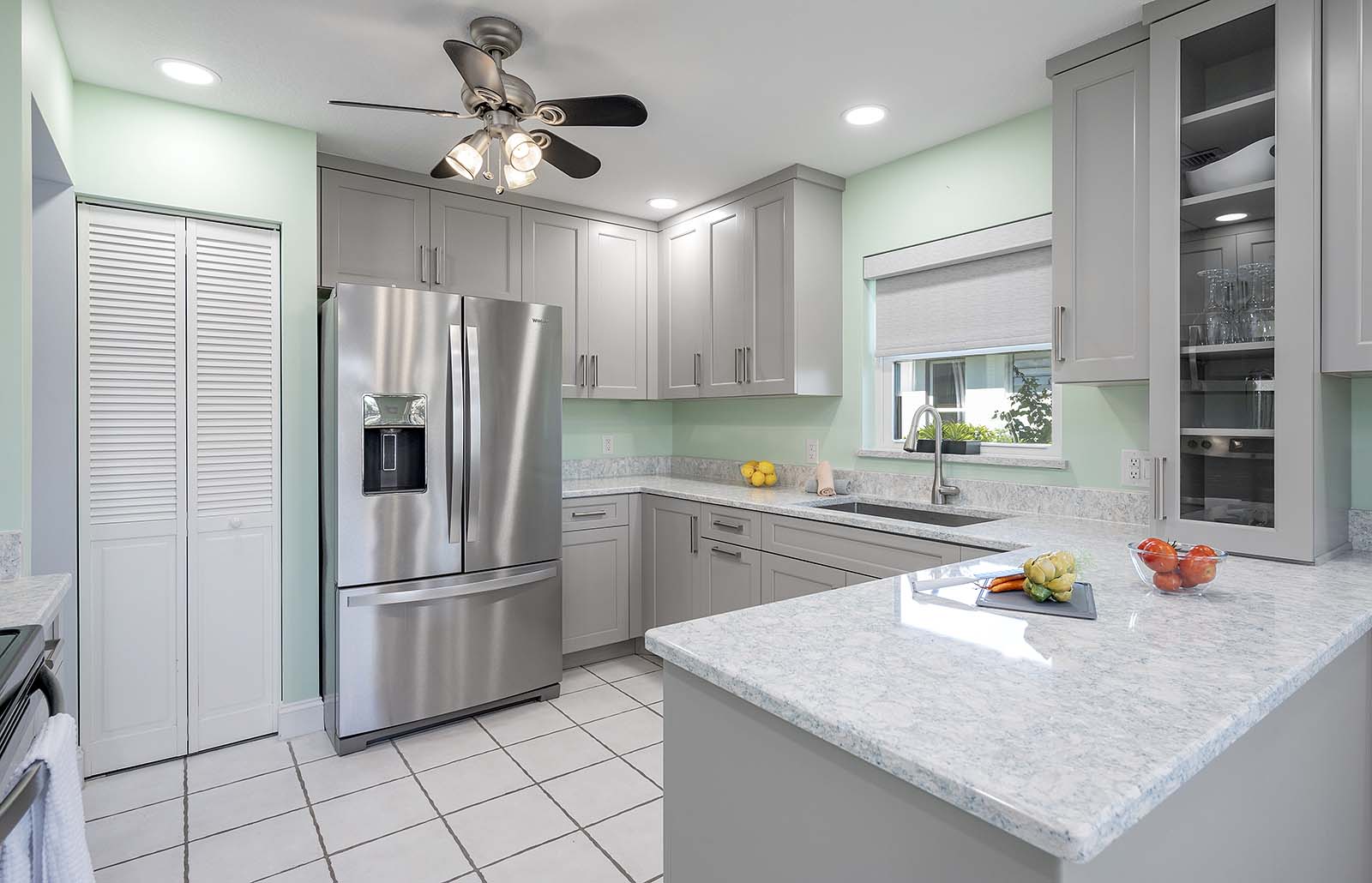 Terrasse am Kanal mit Bootsdock und Blick aufs Wasser.