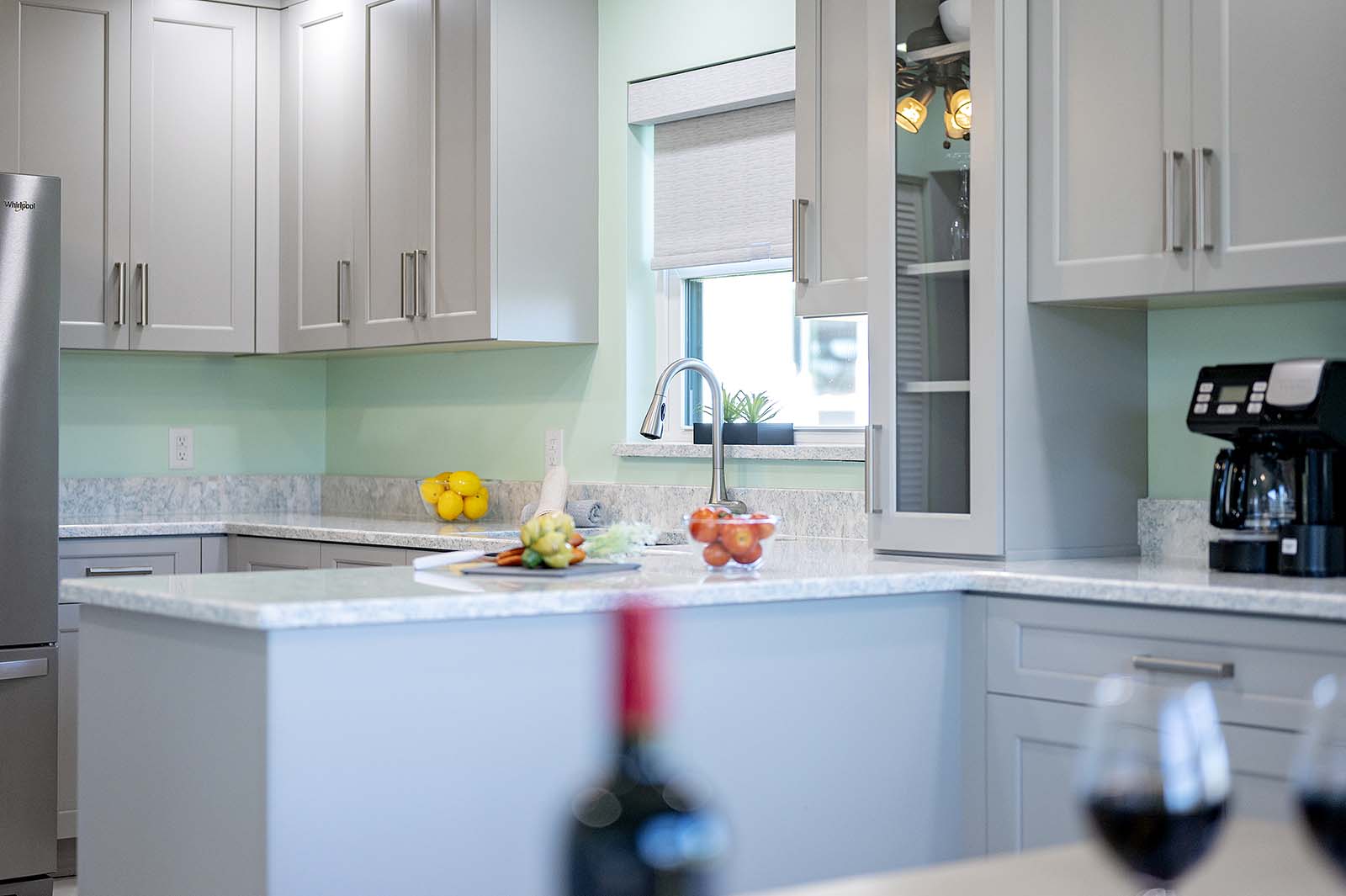 Blick auf den Kanal mit privatem Bootsdock am Ferienhaus.