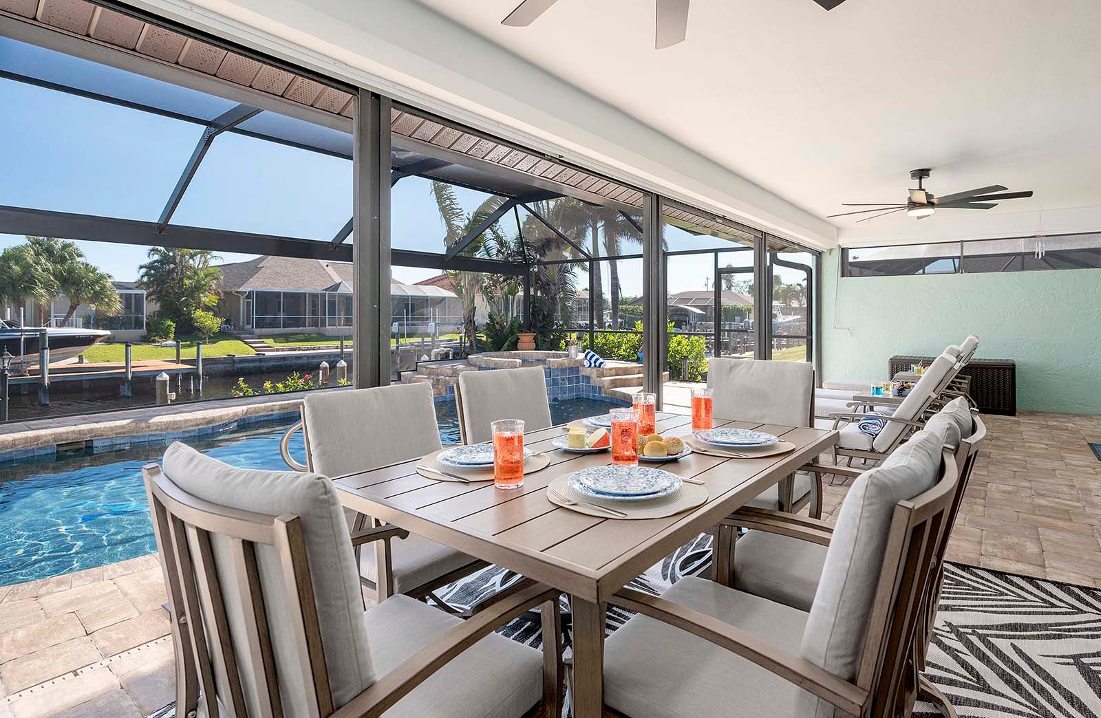Terrasse am Kanal mit privatem Bootsdock und Blick aufs Wasser.