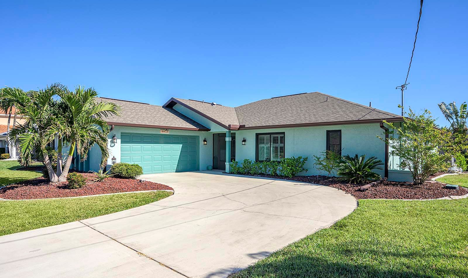 Ferienhaus am Kanal mit privatem Bootsdock und Terrasse in SW Cape Coral.