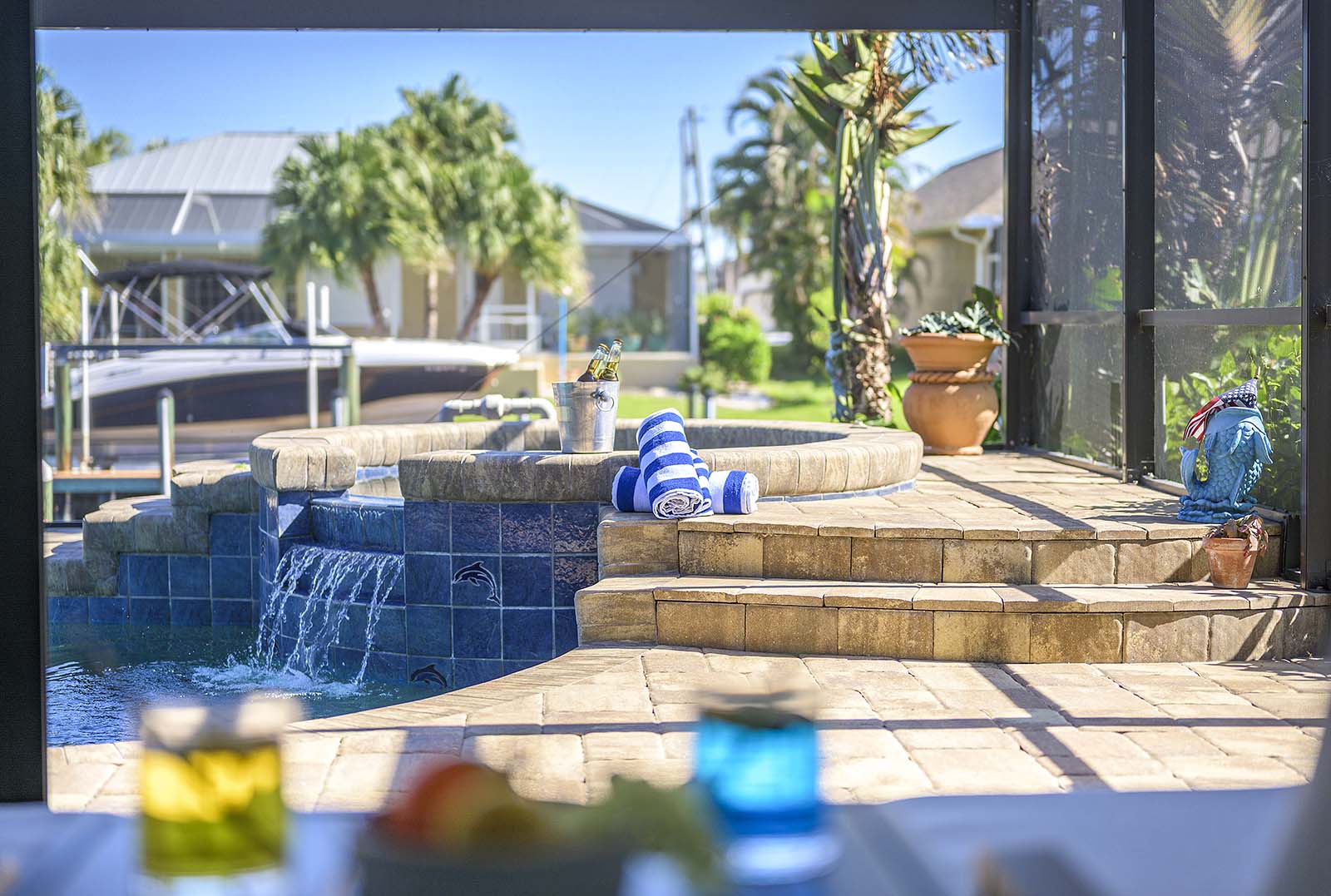 Terrasse am Kanal mit privatem Bootsdock.