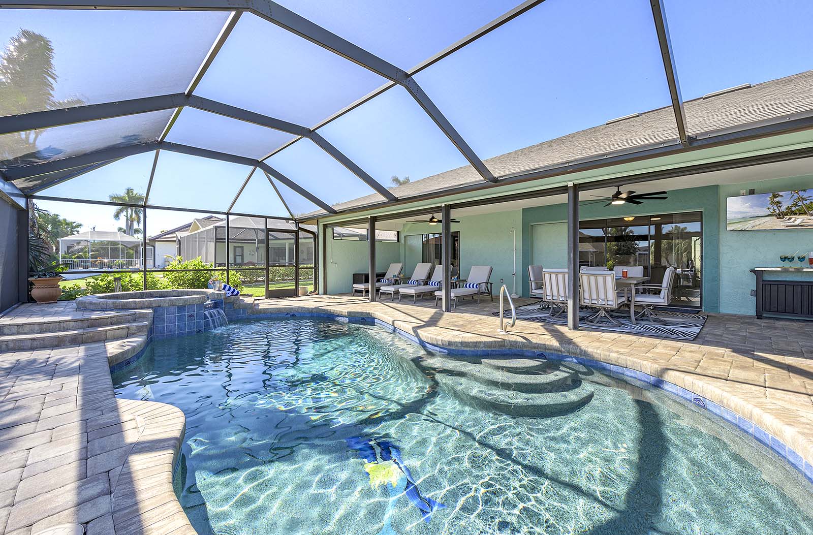 Bootsdock am Kanal mit Sitzbereich und Blick aufs Wasser.