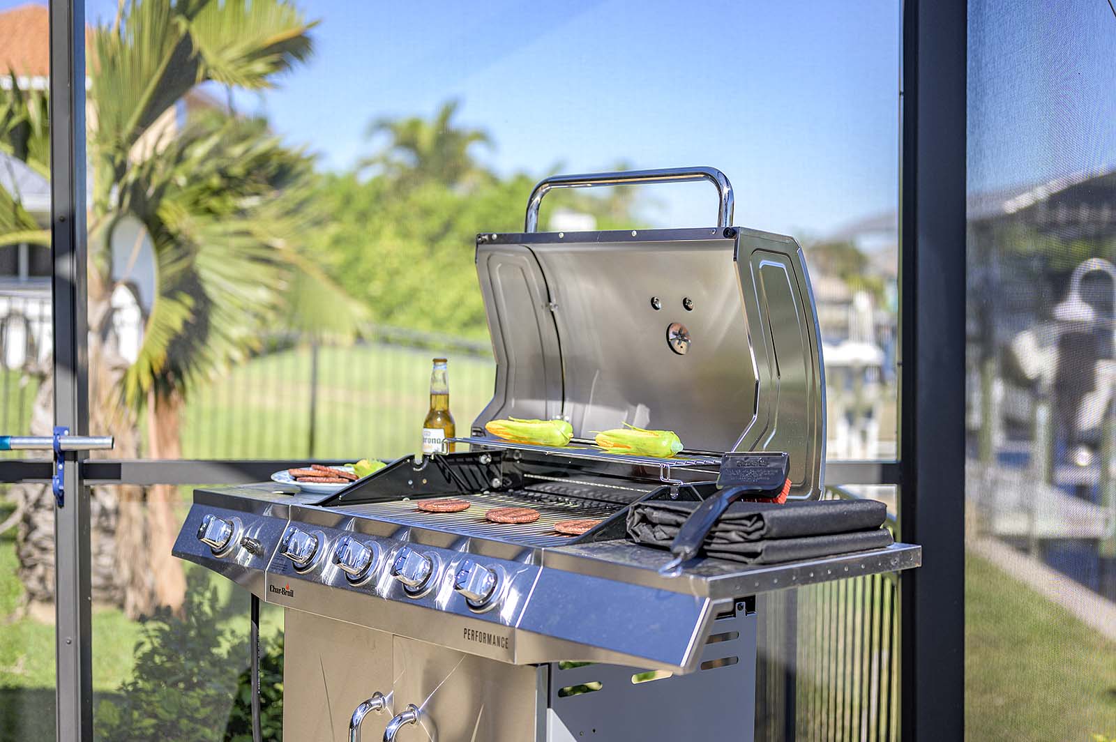 Blick auf den Kanal mit privatem Bootsdock am Ferienhaus.