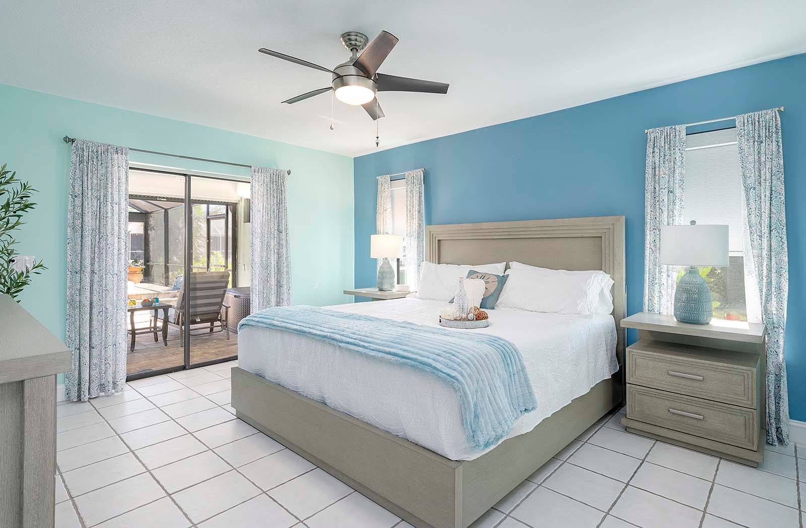 Terrasse am Kanal mit privatem Bootsdock und Blick aufs Wasser.