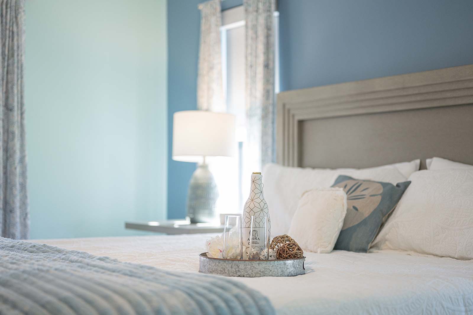 Terrasse am Kanal mit Bootsdock und Blick aufs Wasser.