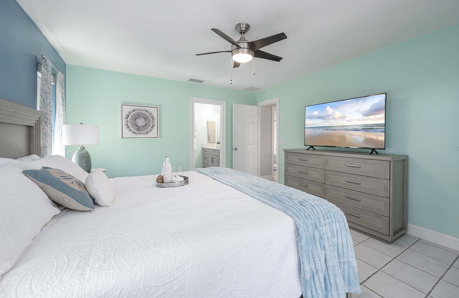 Terrasse am Kanal mit privatem Bootsdock und Sitzbereich.