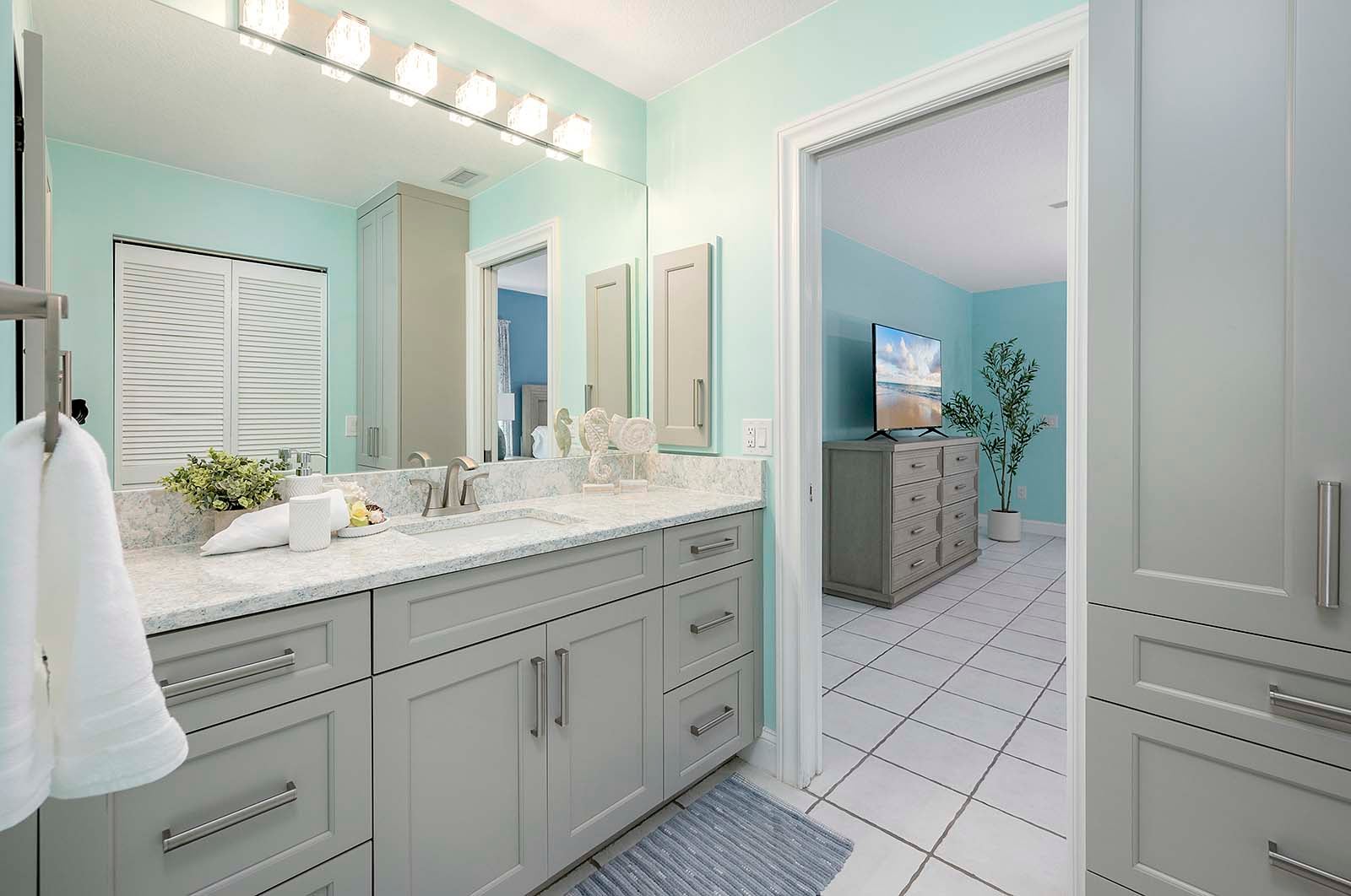 Terrasse am Kanal mit privatem Bootsdock und Blick aufs Wasser.