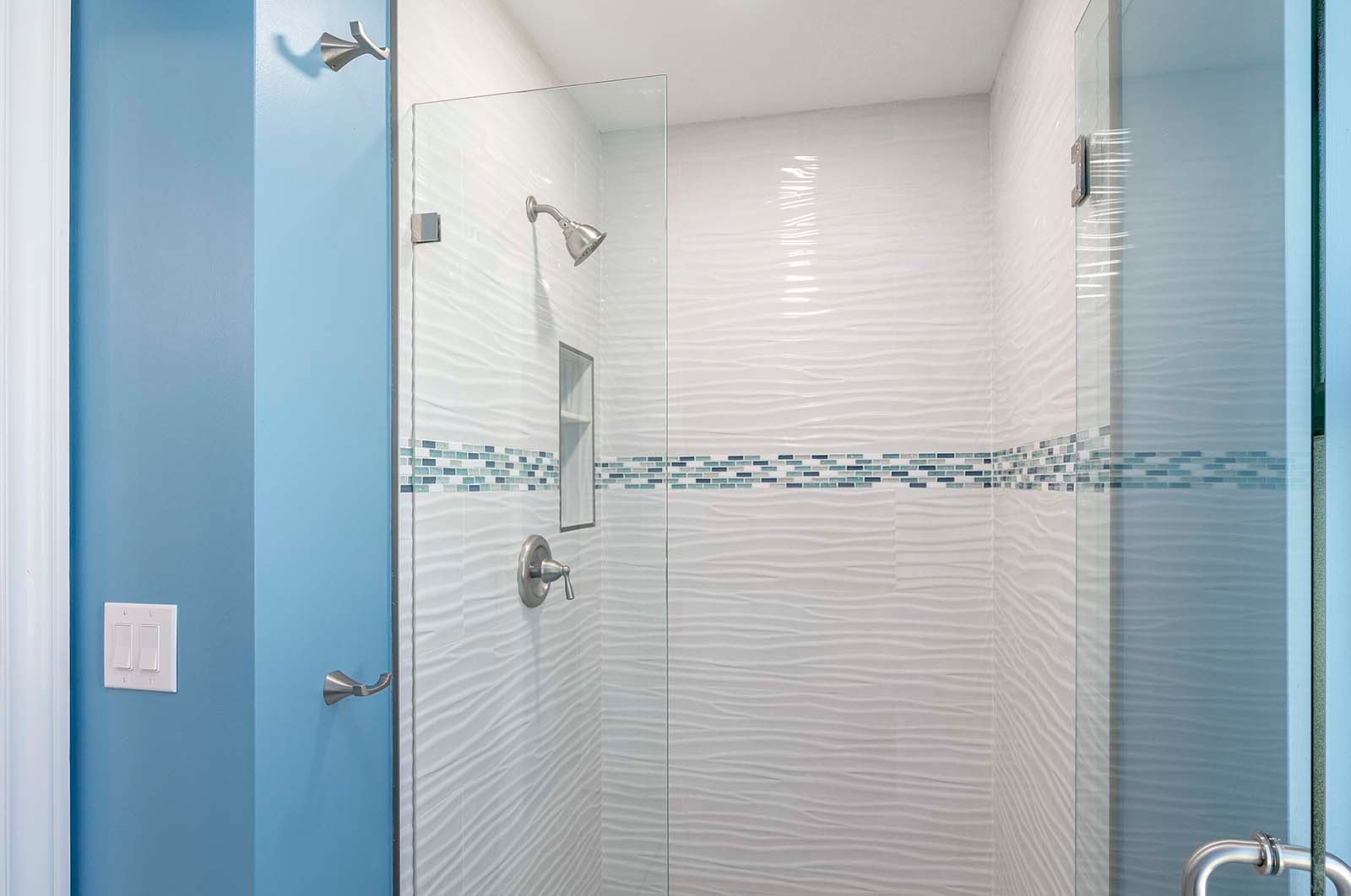 Terrasse am Kanal mit privatem Bootsdock und Sitzbereich.