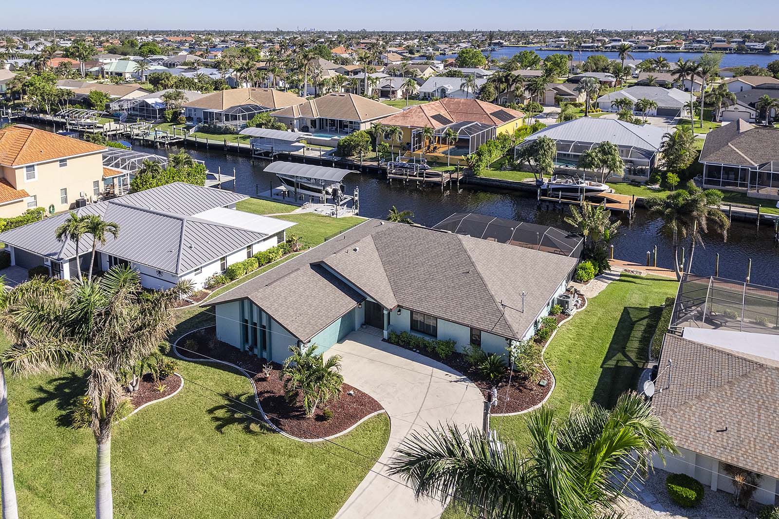 Terrasse am Kanal mit Bootsdock und Blick aufs Wasser.