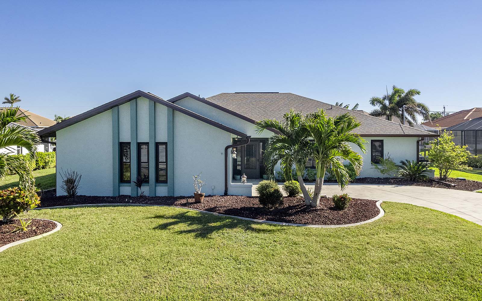 Terrasse am Kanal mit Bootsdock und Blick aufs Wasser.