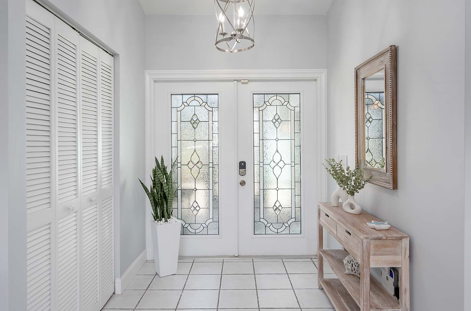 Terrasse am Kanal mit privatem Bootsdock und Blick aufs Wasser.