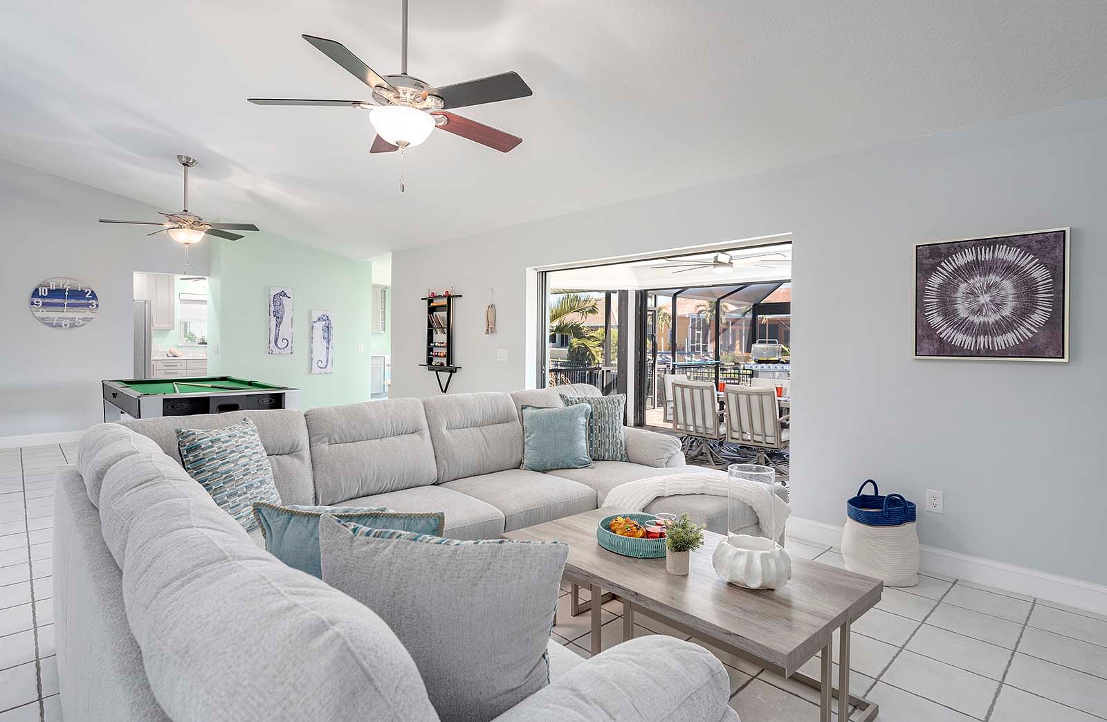 Terrasse am Kanal mit privatem Bootsdock und Blick aufs Wasser.