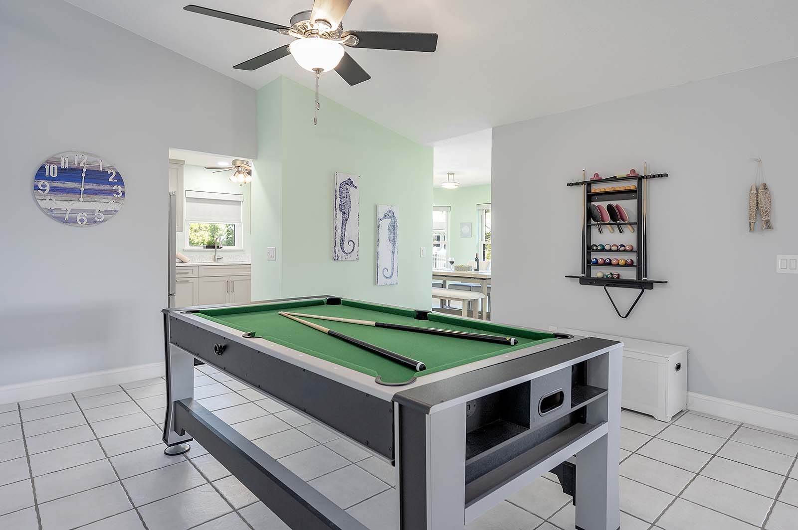 Terrasse mit Grillbereich und Blick auf den Kanal.