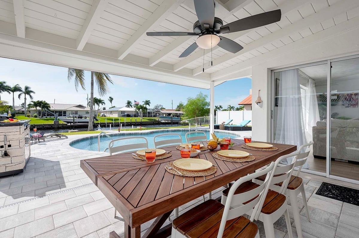 Beheizter Pool mit Lanai und Blick auf den Kanal.