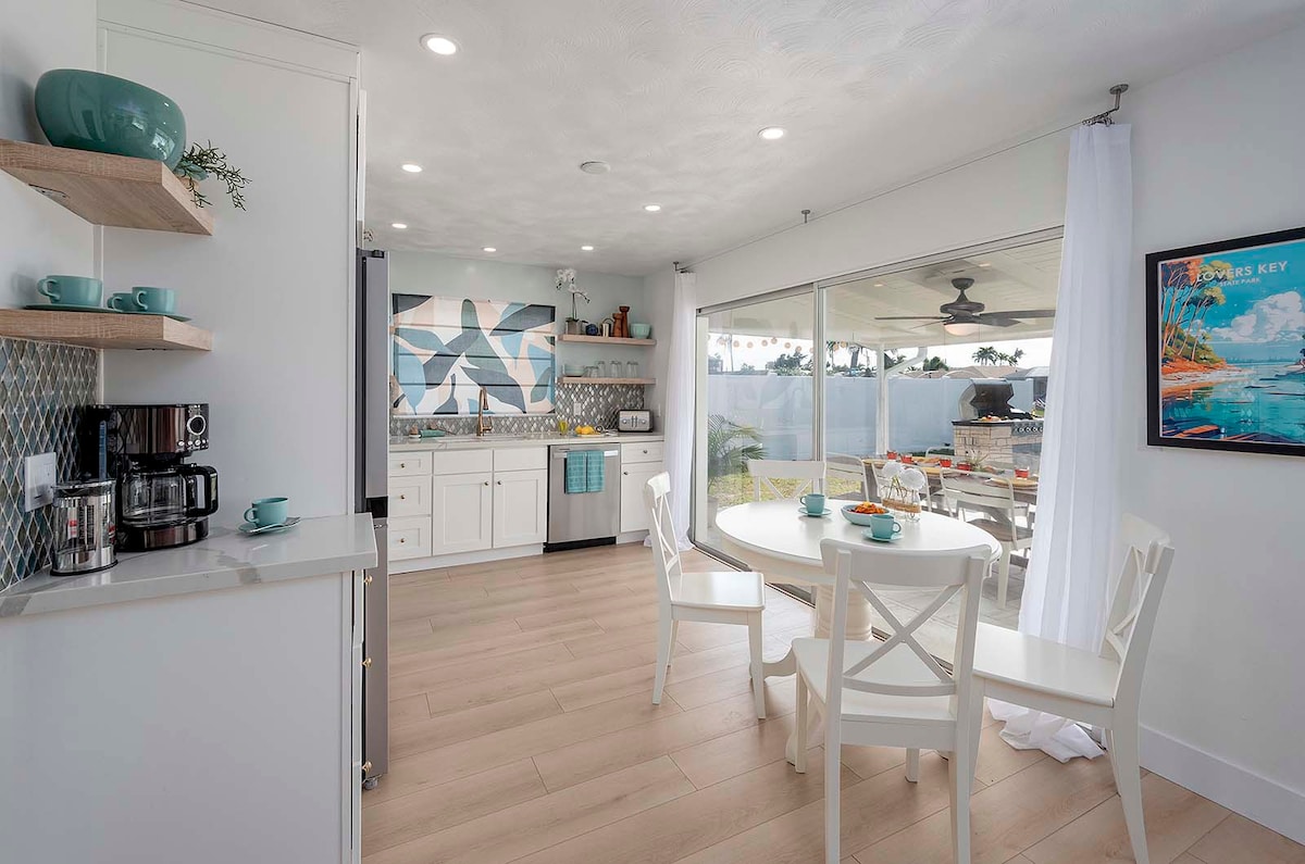 Beheizter Pool mit Blick auf den Kanal und privatem Bootssteg.