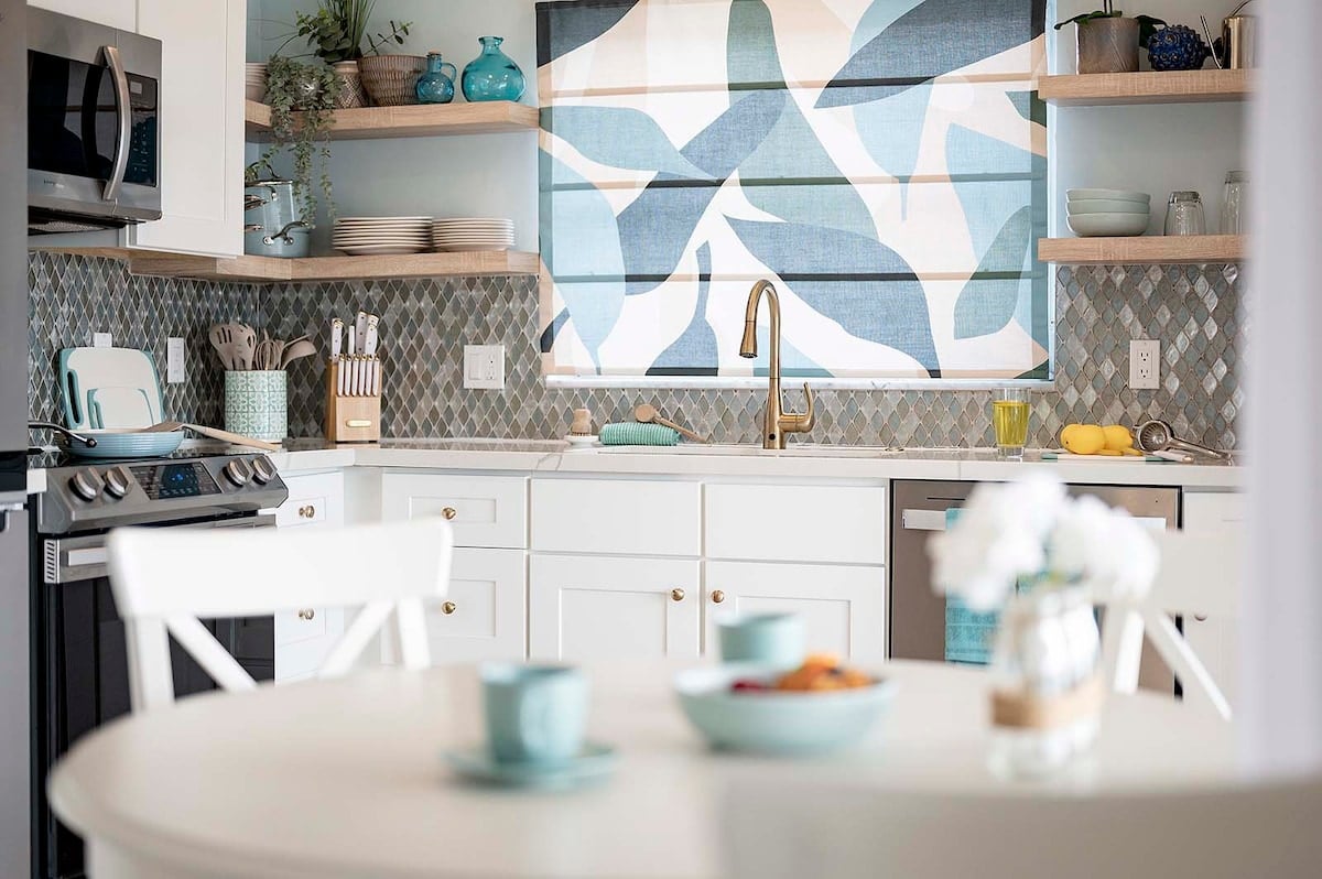 Beheizter Pool auf der Lanai mit Blick auf den Kanal und Bootssteg.