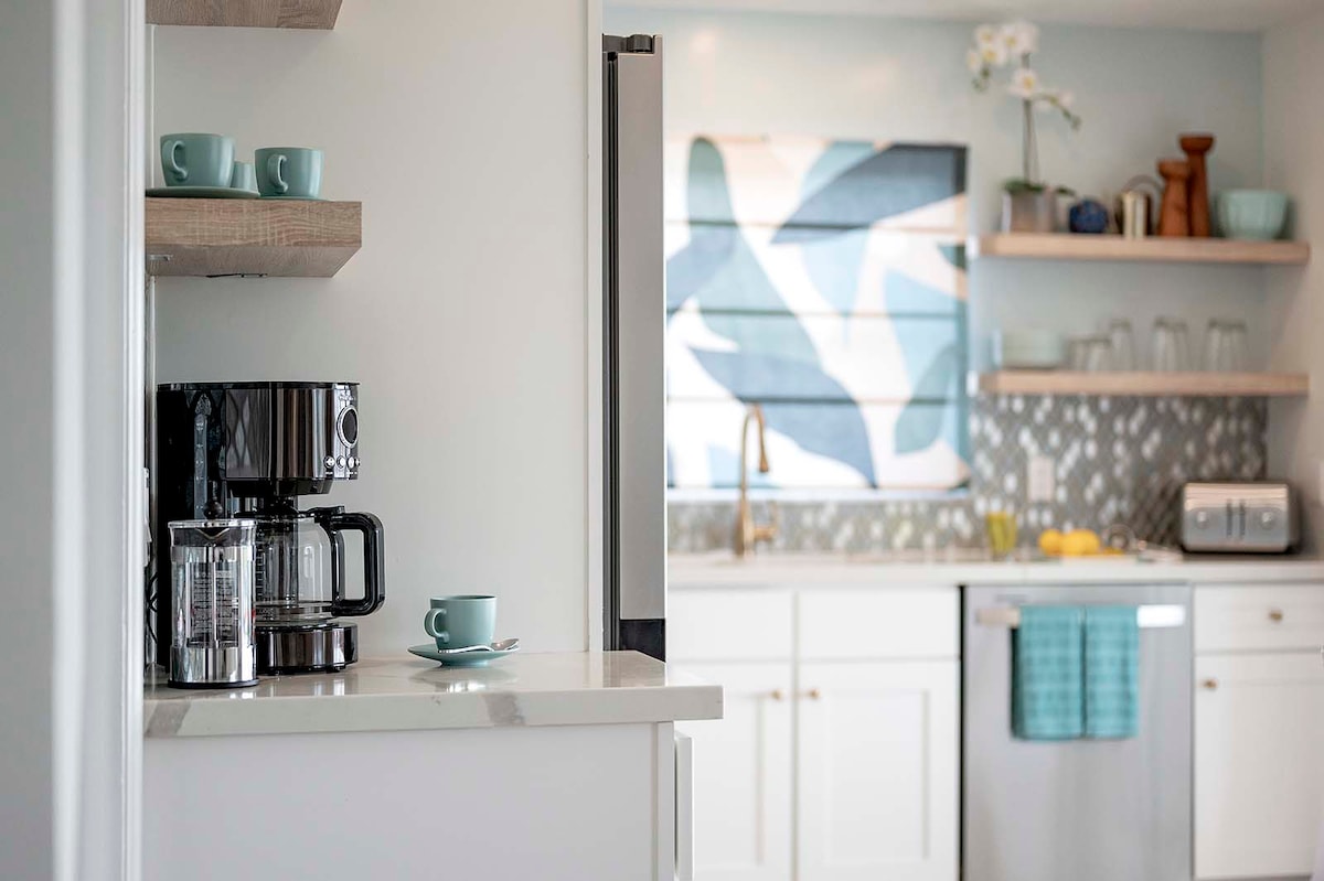 Beheizter Poolbereich mit Lanai und Blick auf den Kanal.