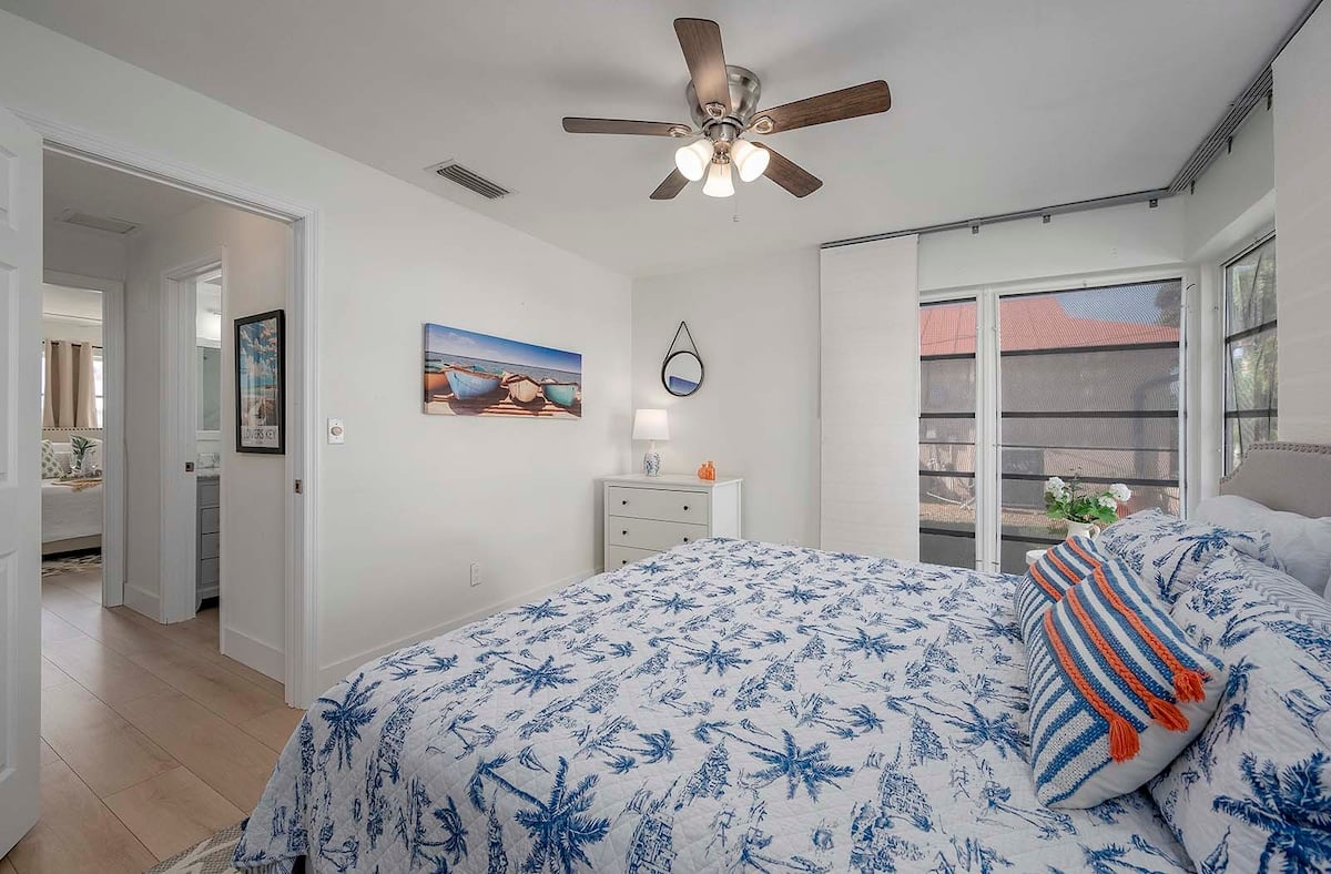 Beheizter Poolbereich mit Lanai und Blick auf den Kanal.