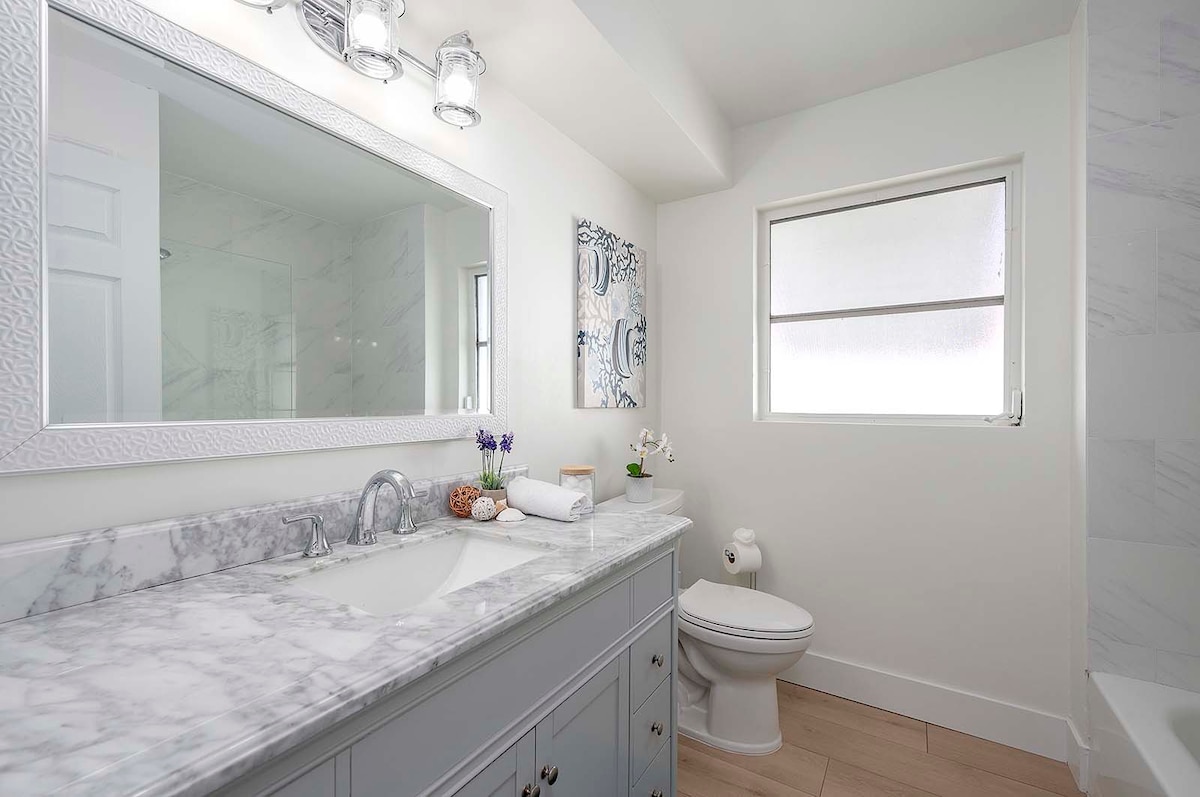 Beheizter Pool auf der Lanai mit Blick auf den Kanal und privatem Bootssteg.