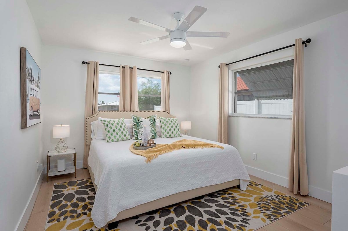 Beheizter Pool auf der Lanai mit Blick auf den Kanal.