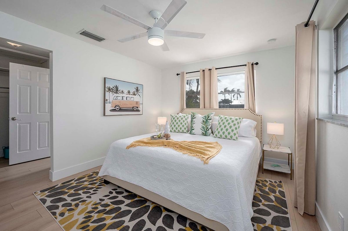 Beheizter Pool auf der Lanai mit Blick auf den Kanal und privatem Bootssteg.