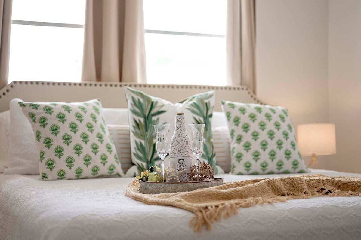 Beheizter Pool mit Blick auf den Kanal und Bootssteg.