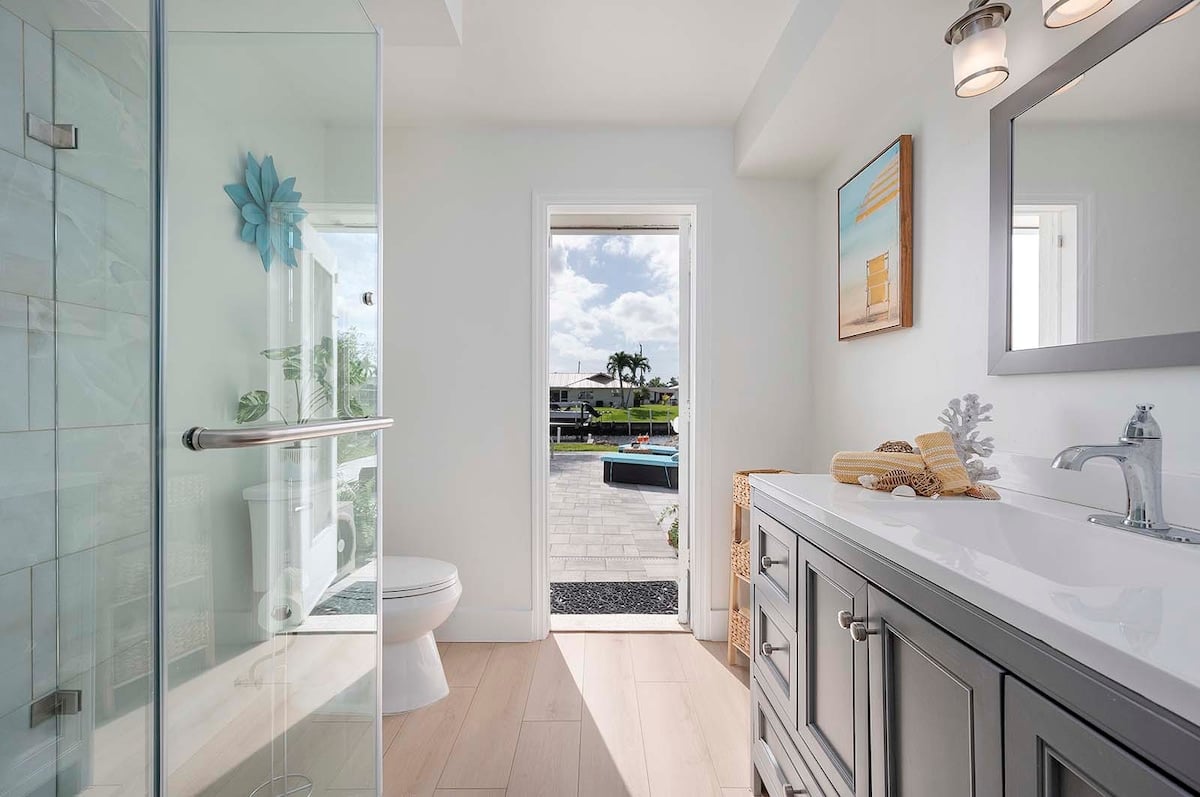 Beheizter Pool mit Blick auf den Kanal und privatem Bootssteg.