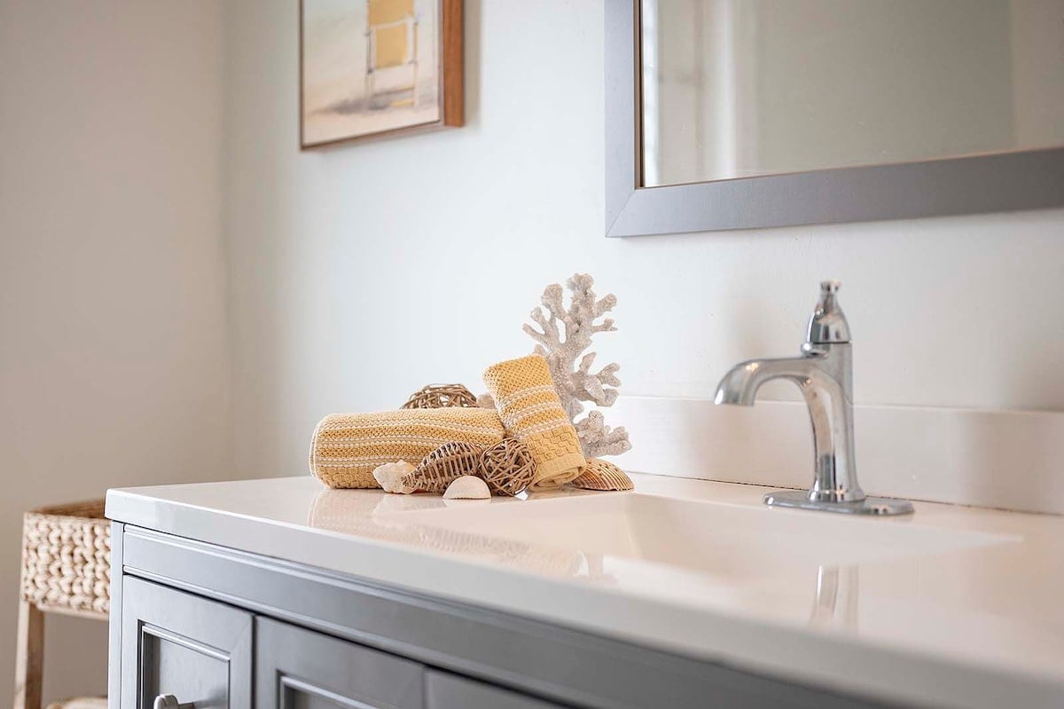 Beheizter Pool mit Blick auf den Kanal und privatem Bootssteg.