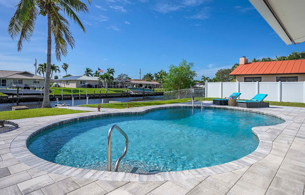 Beheizter Pool auf der Lanai mit Blick auf den Kanal und Bootssteg.