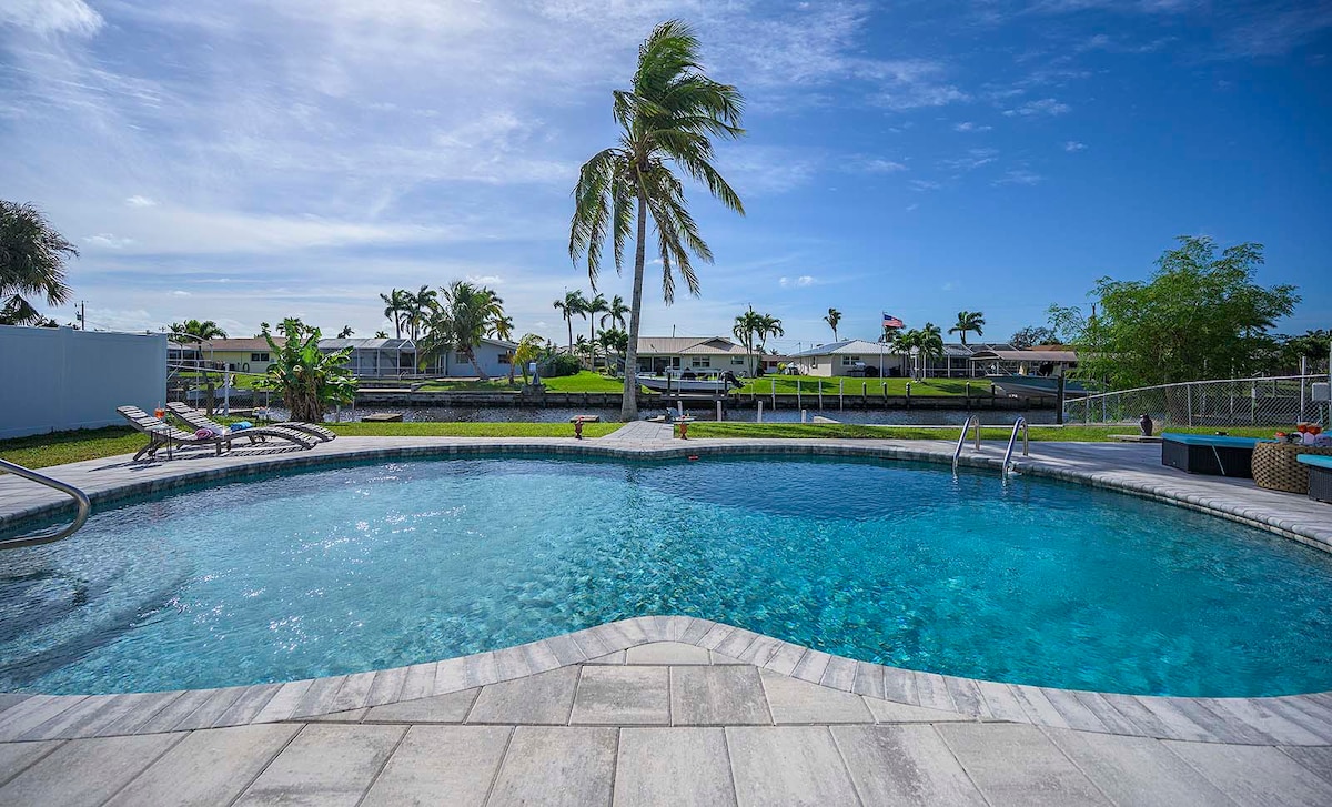 Beheizter Pool mit Blick auf den Kanal und privatem Bootssteg.