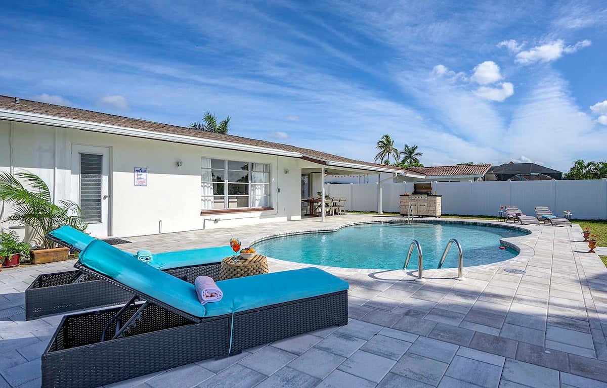 Beheizter Pool mit Lanai und Blick auf den Kanal.