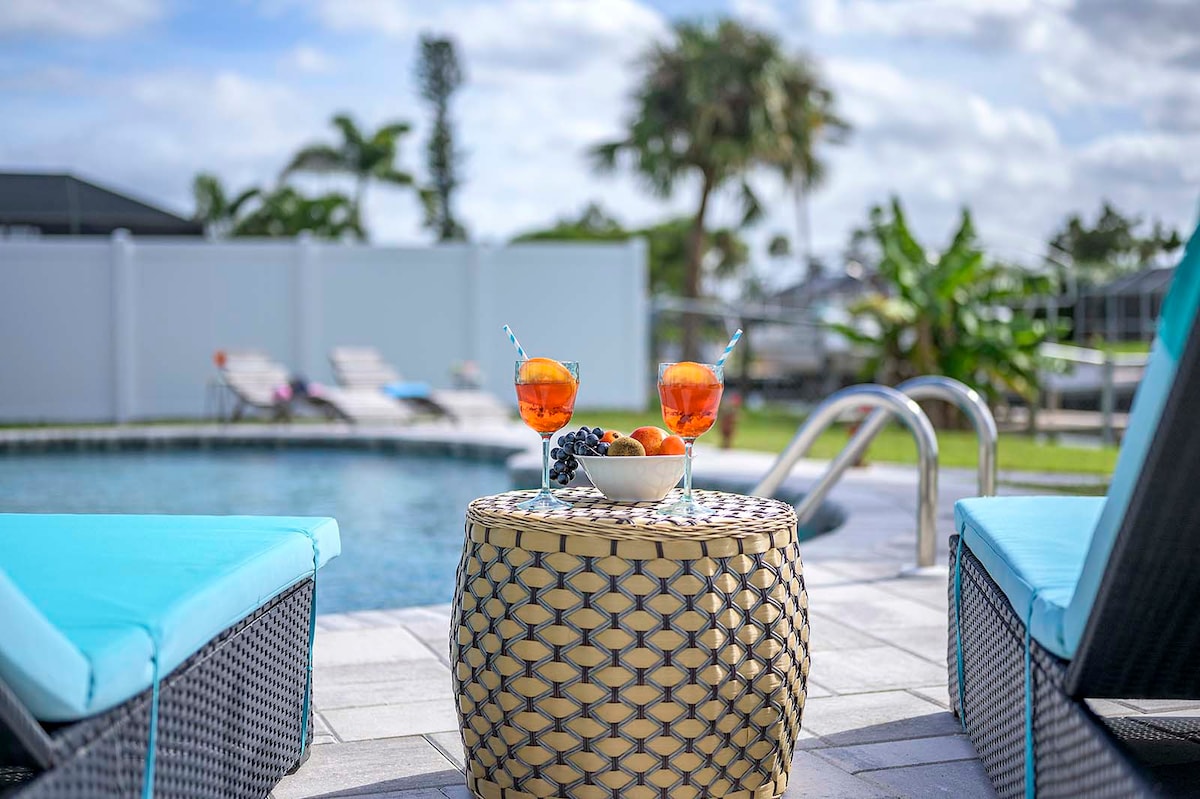 Beheizter Pool mit Blick auf den Kanal und privatem Bootssteg.