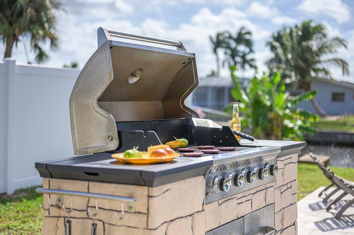 Beheizter Poolbereich mit Lanai und Blick auf den Kanal.