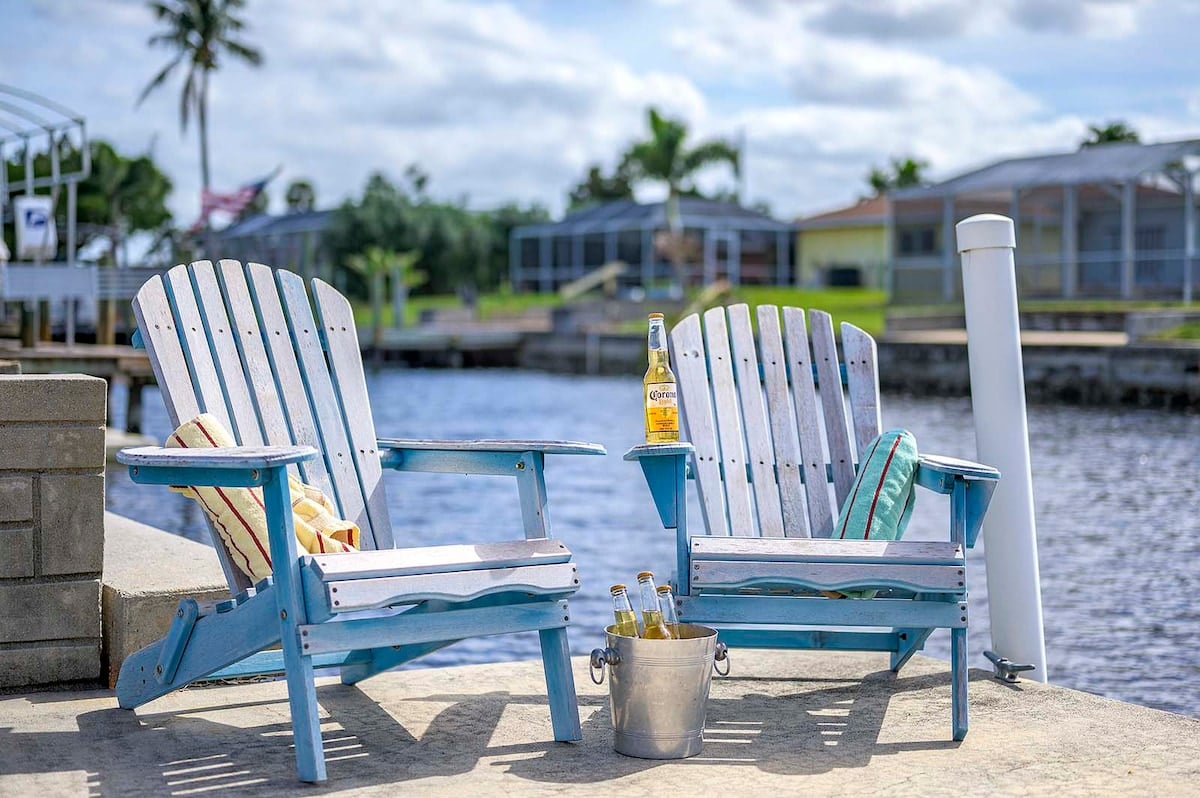 Beheizter Pool mit Blick auf den Kanal und privatem Bootssteg.