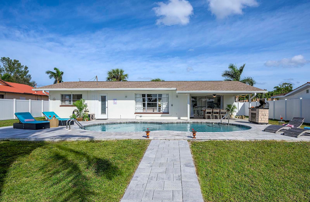 Beheizter Pool mit Lanai und Blick auf den Kanal.