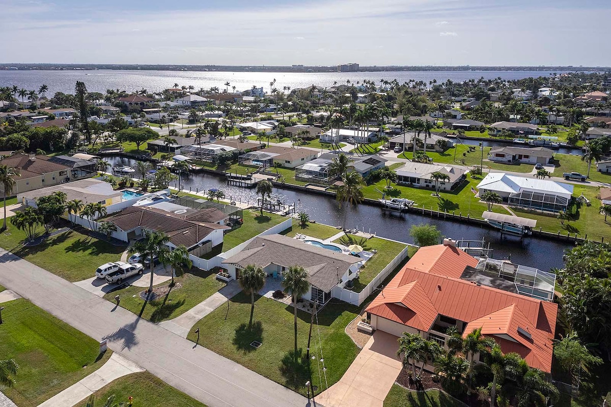 Beheizter Pool auf der Lanai mit Blick auf den Kanal und Bootssteg.