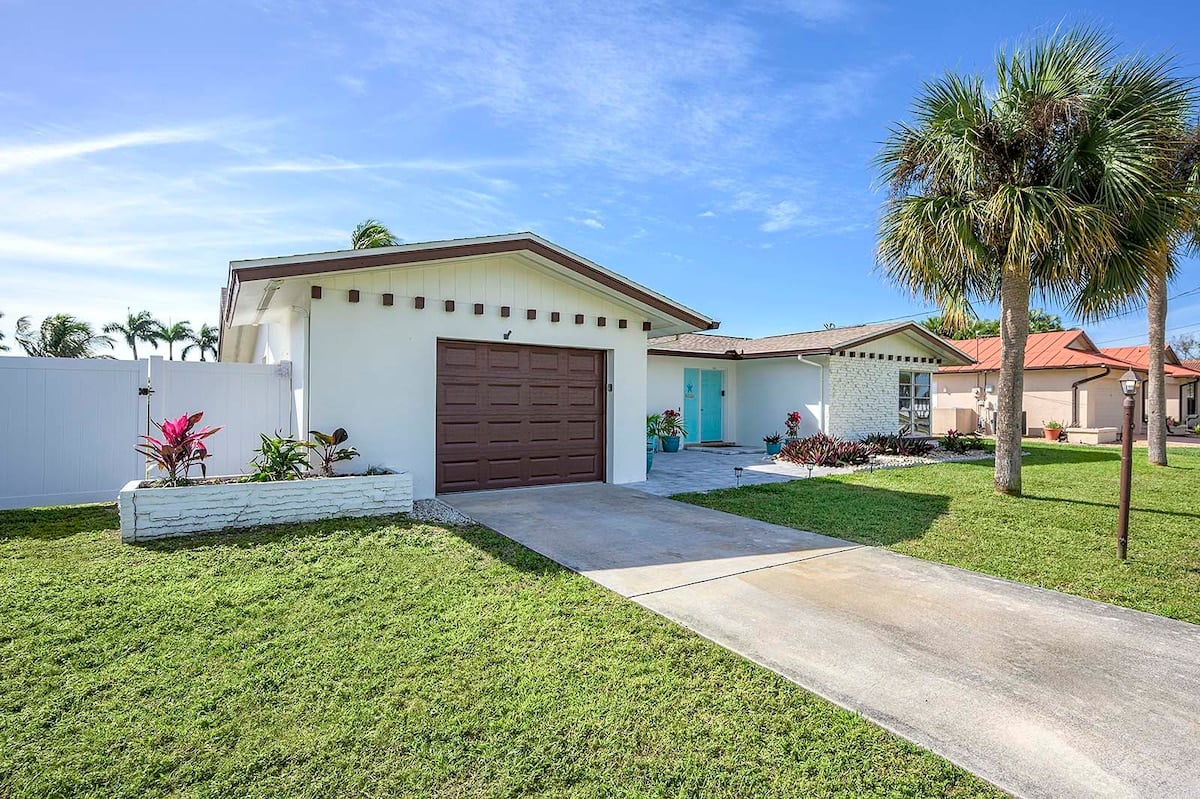 Beheizter Poolbereich mit Lanai und Blick auf den Kanal.